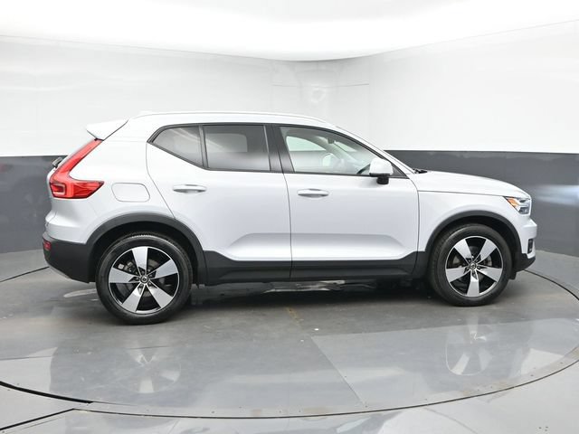 Used 2022 Volvo XC40 T4 Momentum FWD image 9