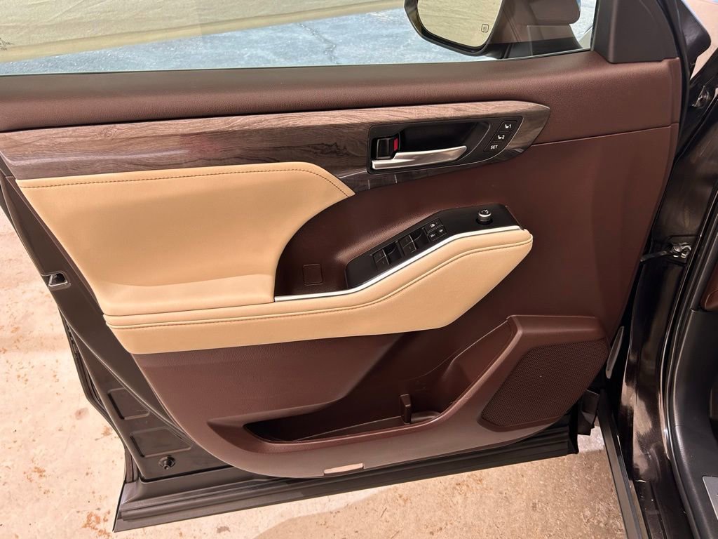 Used 2021 Toyota Highlander Limited image 25