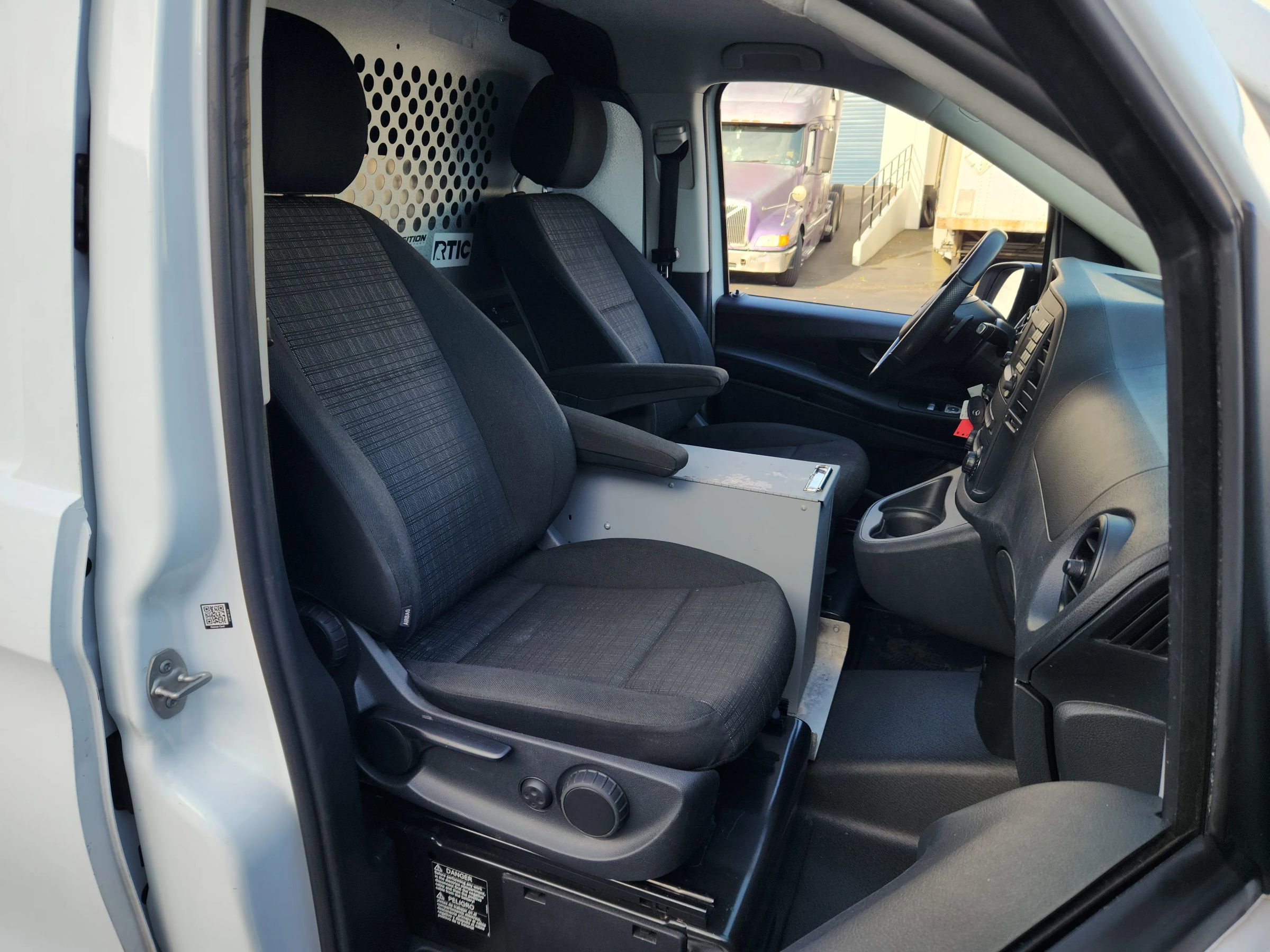 Used 2018 Mercedes-Benz Metris image 11