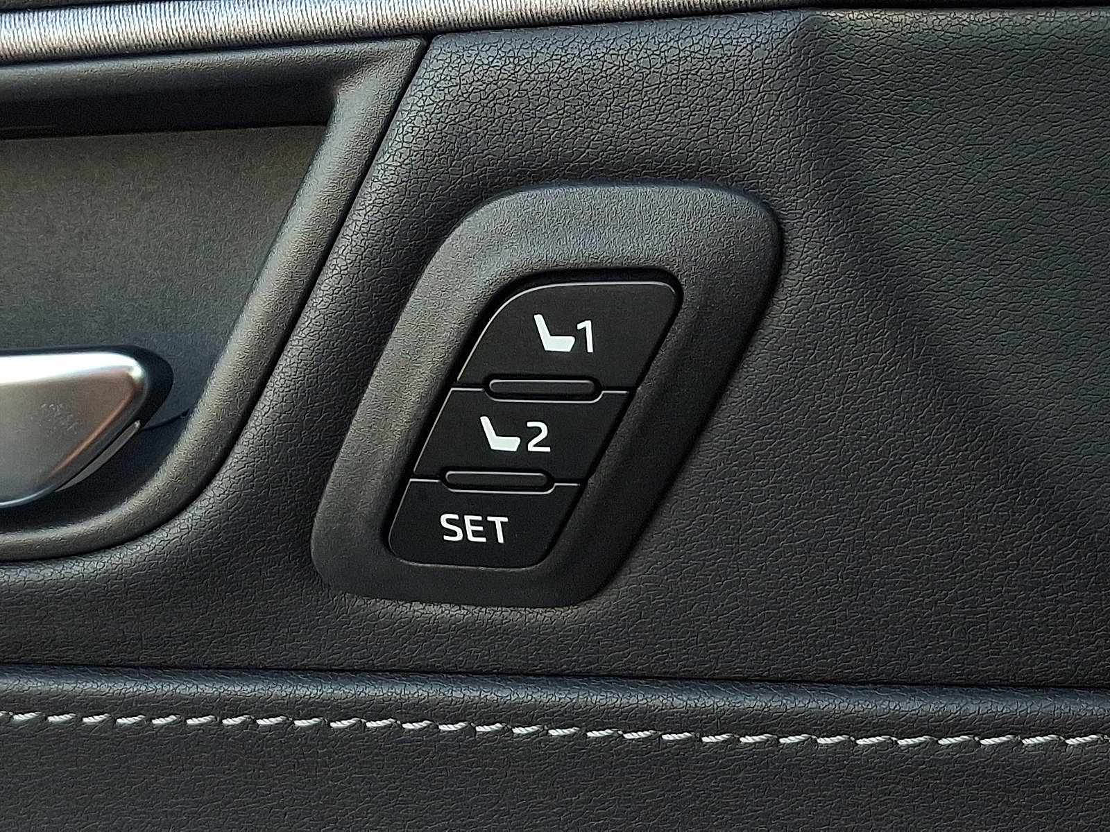 Used 2024 Toyota Venza XLE image 27