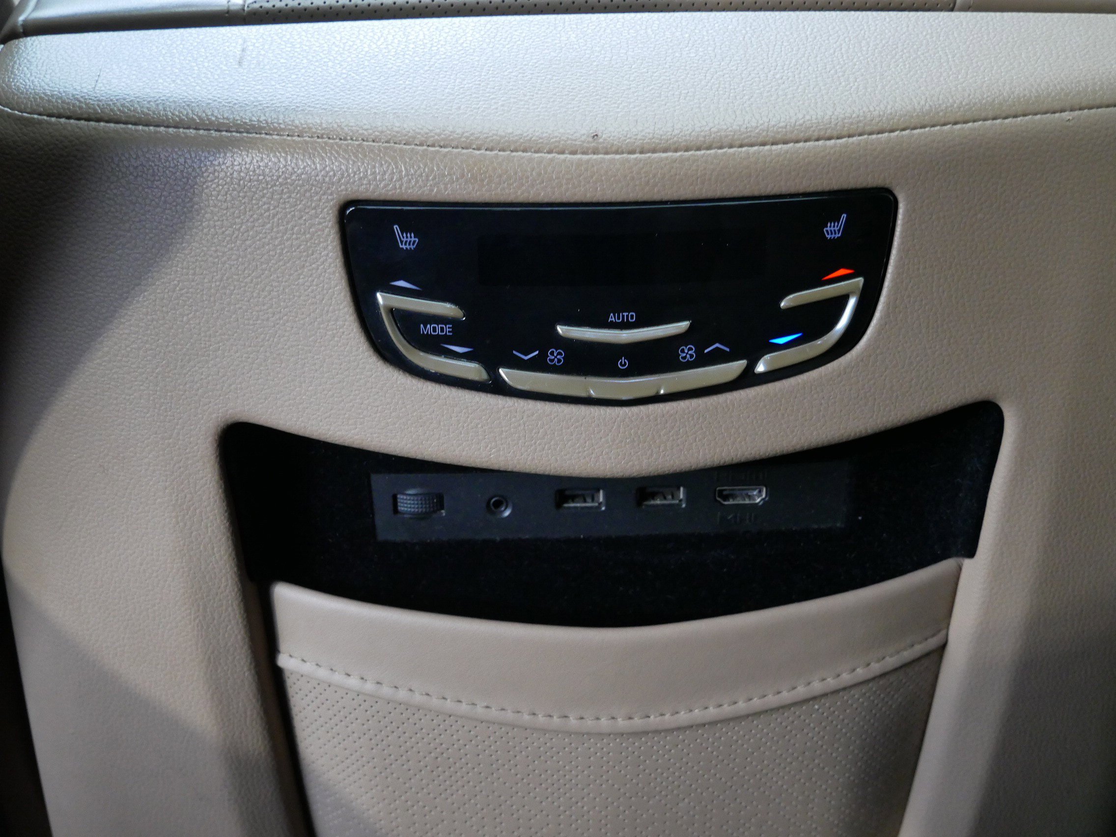 Used 2018 Cadillac Escalade Platinum AWD/4WD image 13