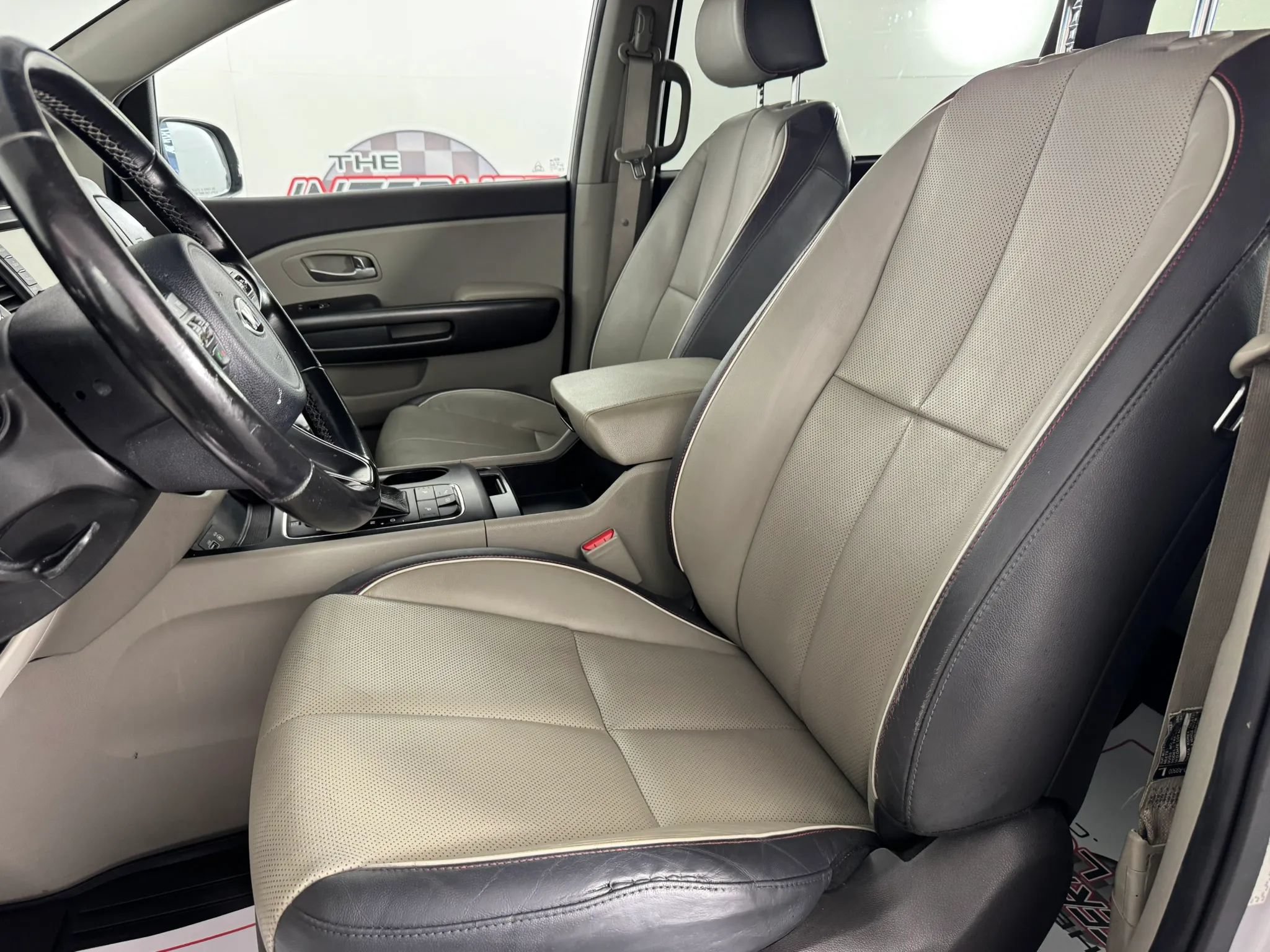 Used 2017 Kia Sedona LX w/ LX Essentials Premium Package FWD image 32