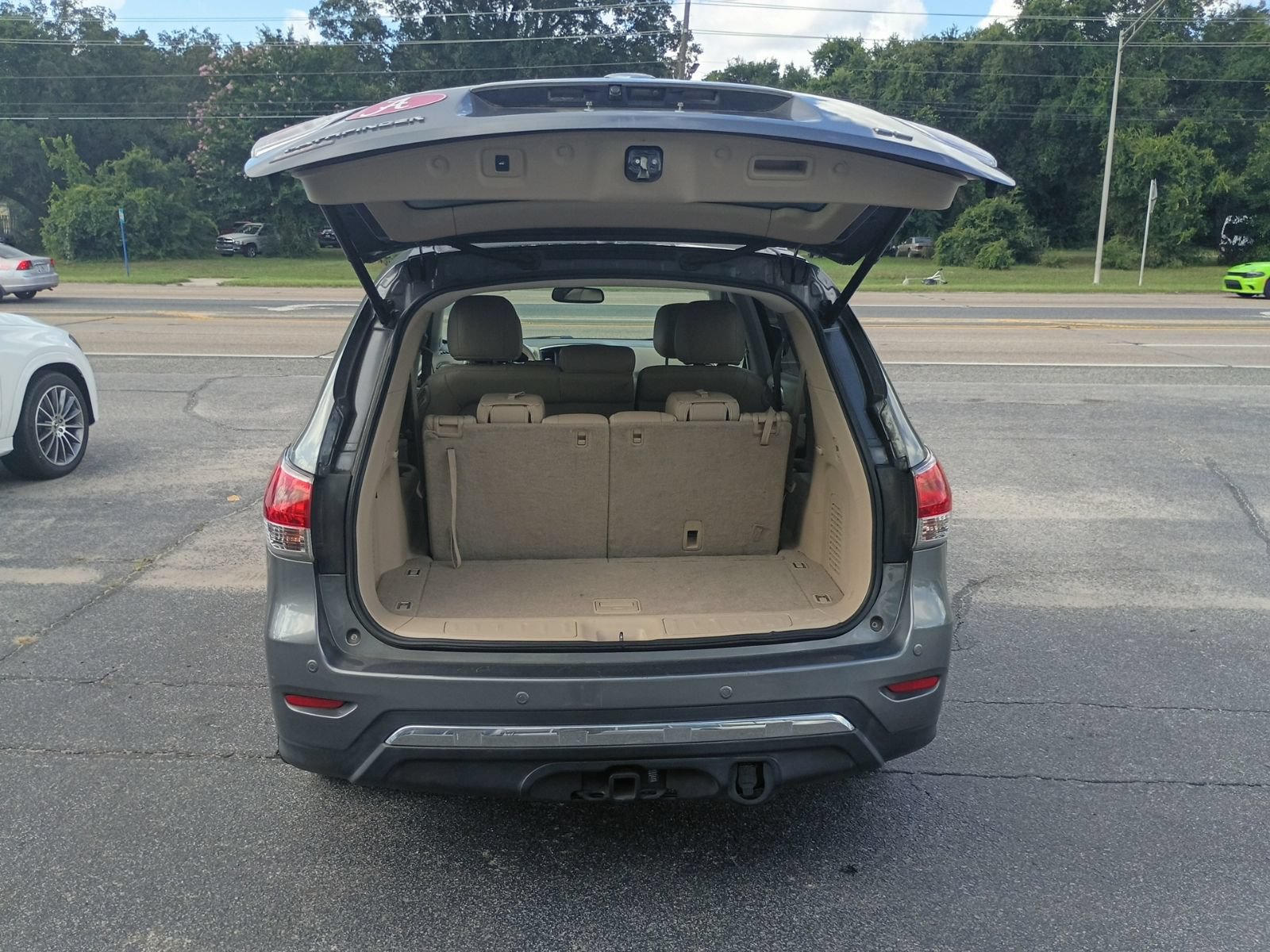 Used 2015 Nissan Pathfinder SL w/ SL Premium Package FWD image 4