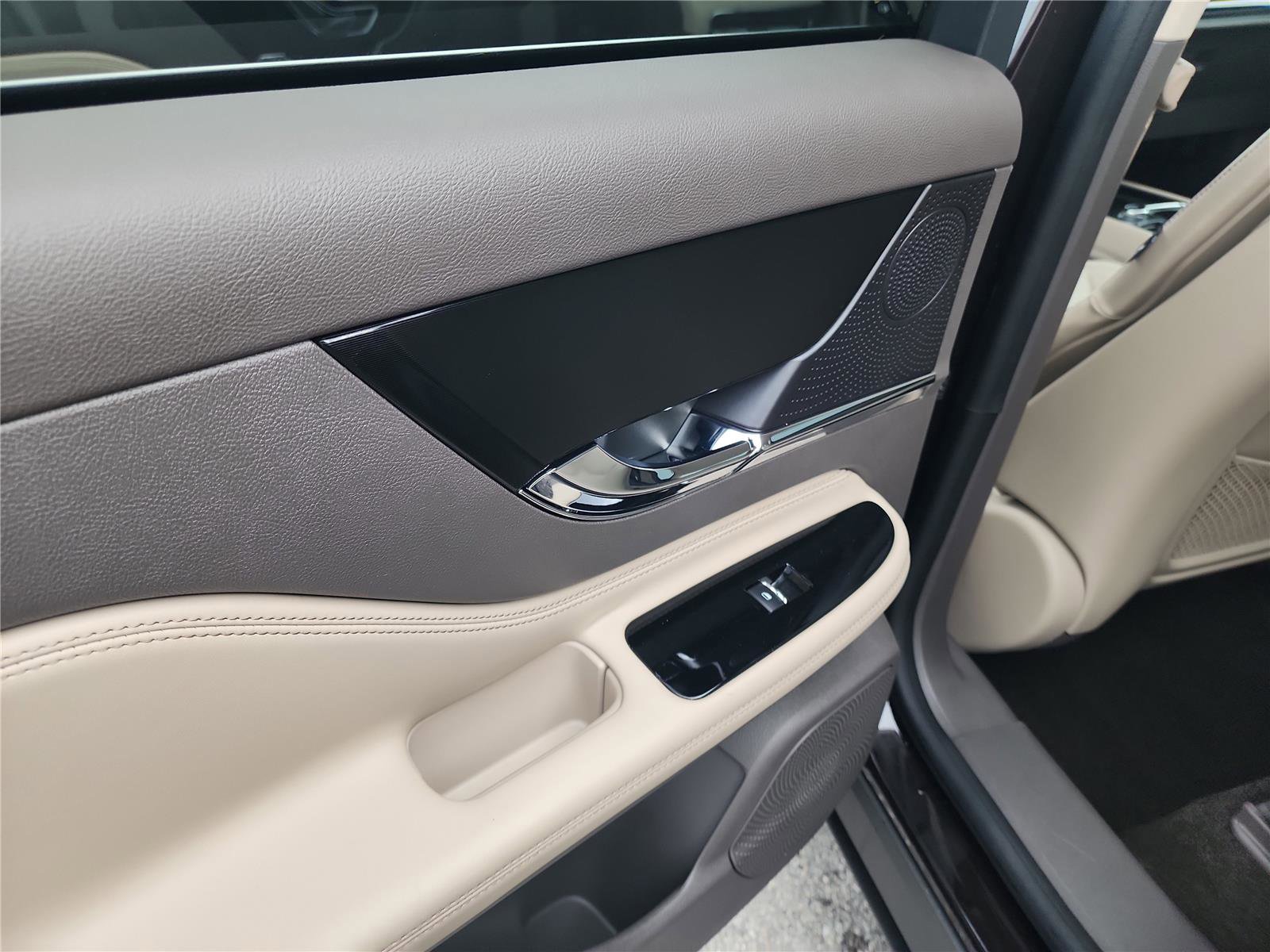 Used 2023 Lincoln Corsair FWD w/ Towing Package image 16