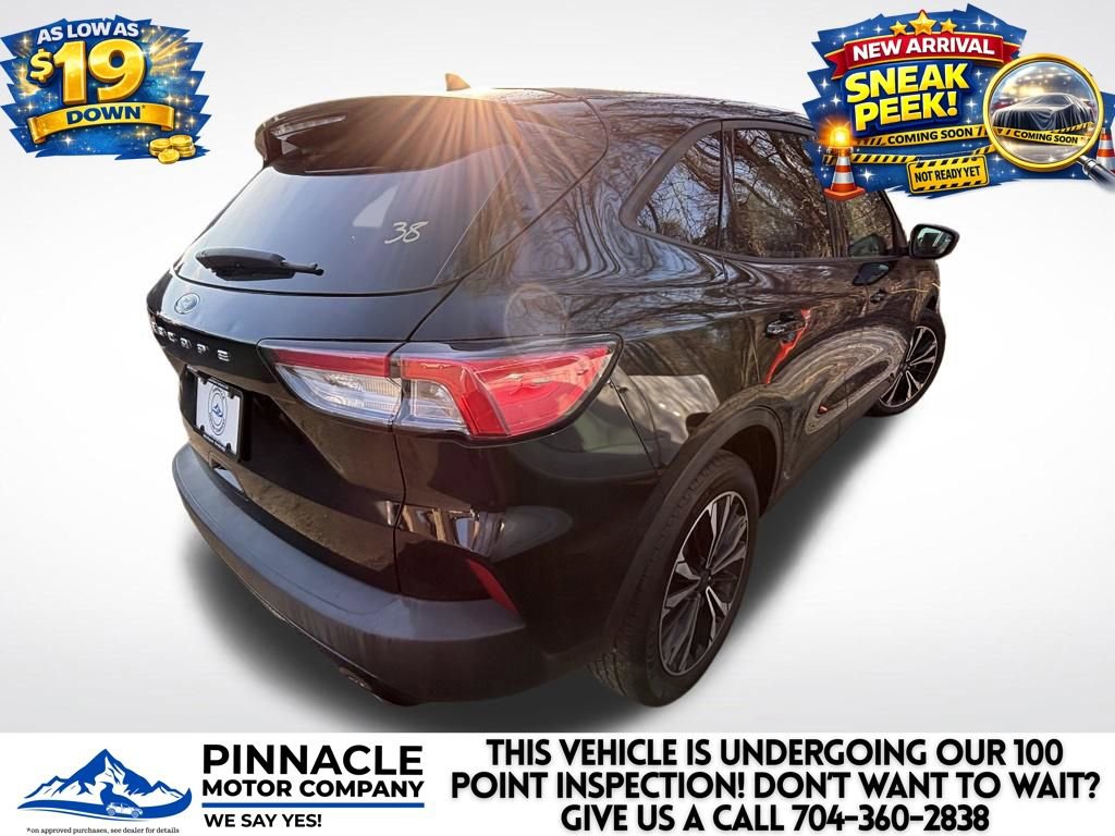 Used 2022 Ford Escape SE w/ SE Sport Appearance Package image 3