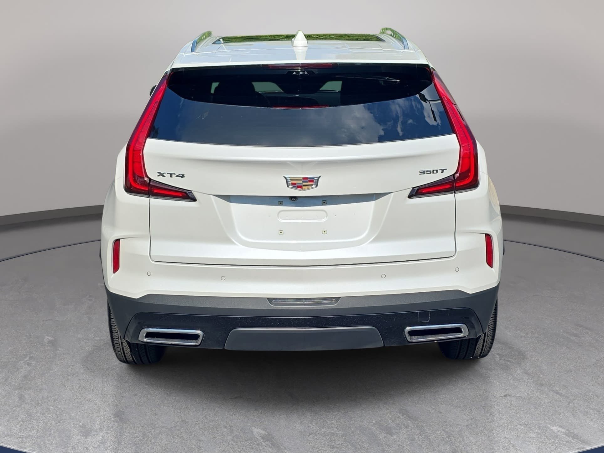 Used 2024 Cadillac XT4 Premium Luxury w/ Technology Package FWD image 6