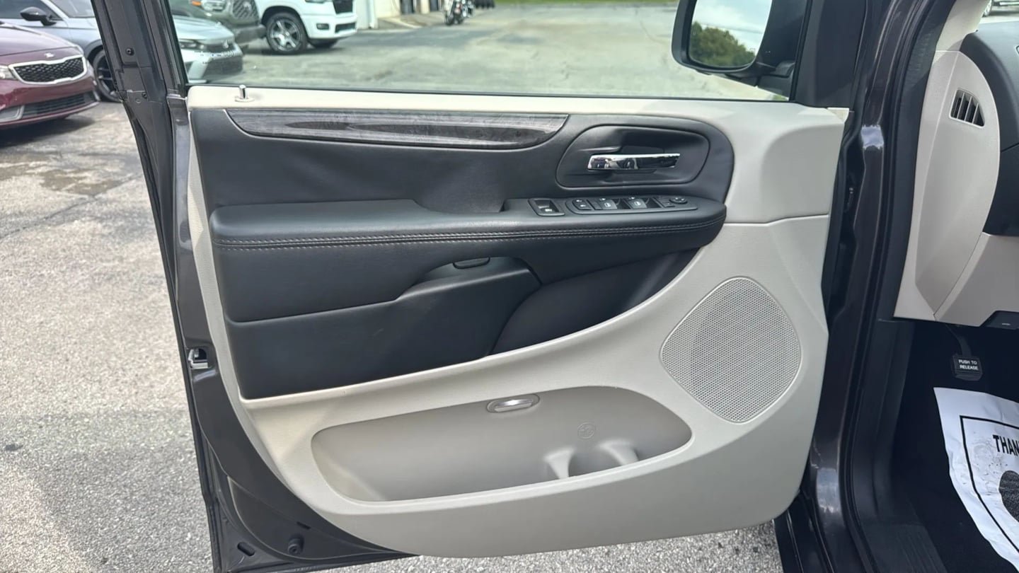 Used 2019 Dodge Grand Caravan SE w/ UConnect Hands-Free Group FWD image 9