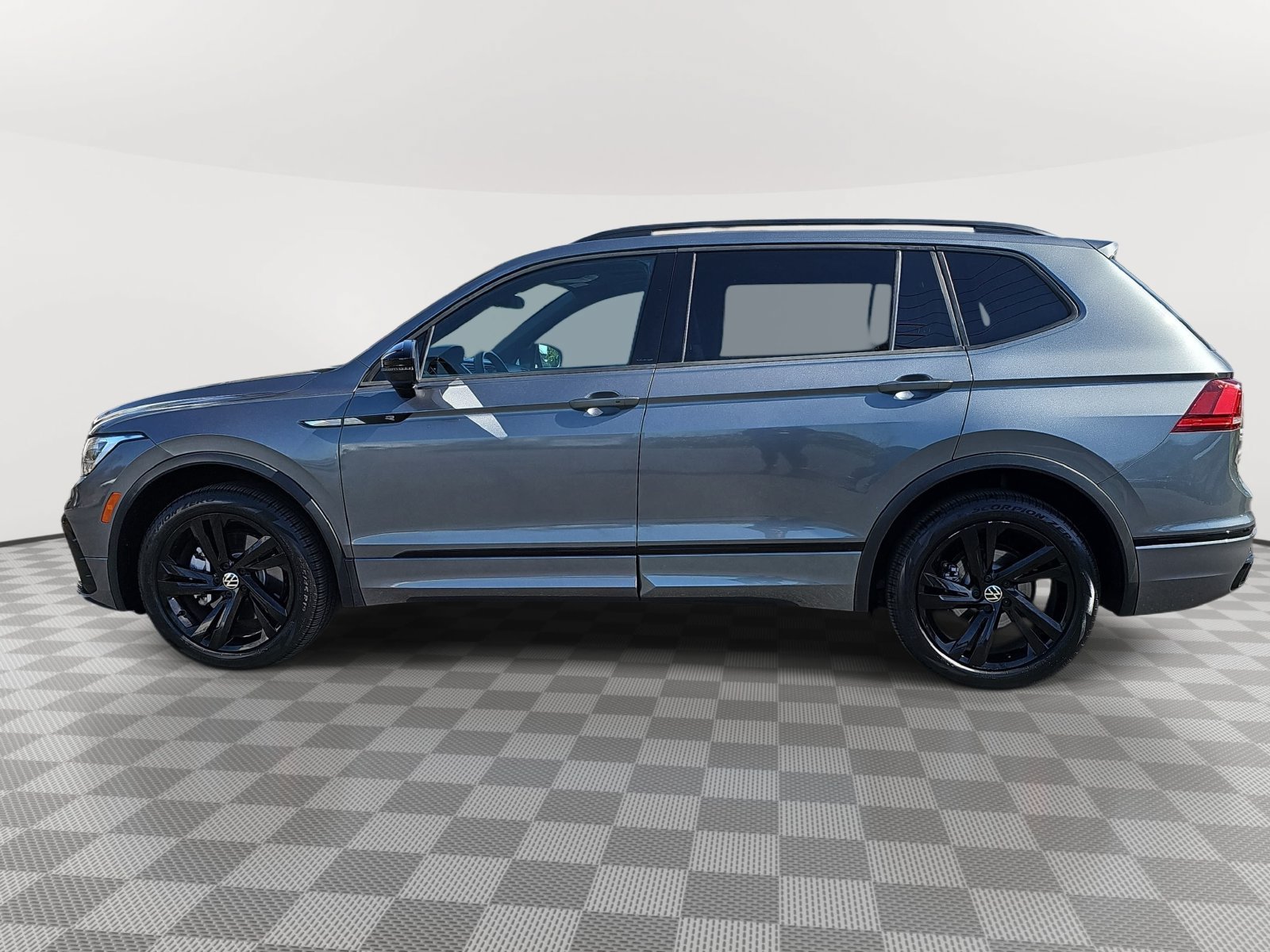 Certified 2024 Volkswagen Tiguan SE R-Line FWD image 8