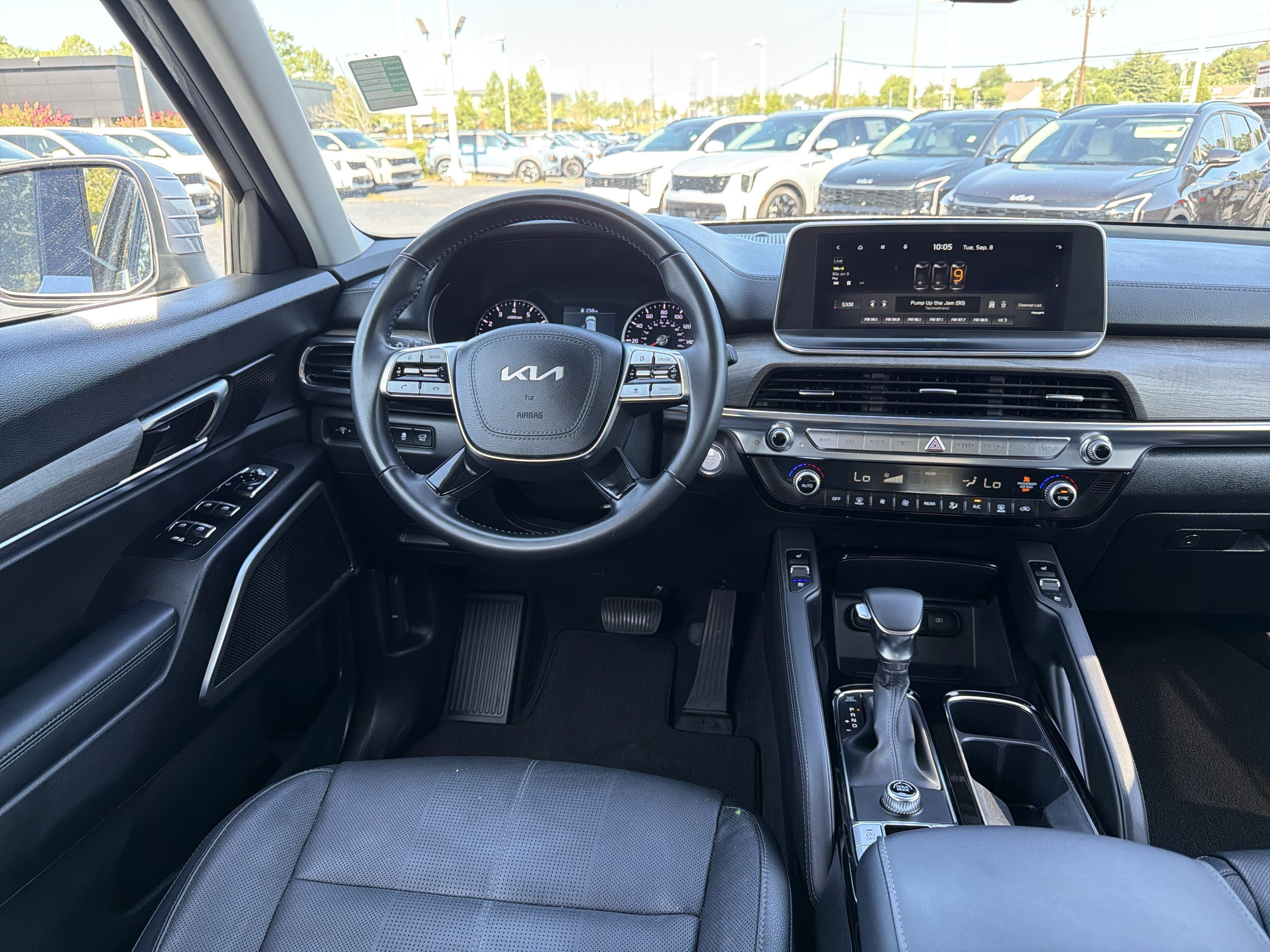 Used 2022 Kia Telluride EX w/ EX Premium Package FWD image 3