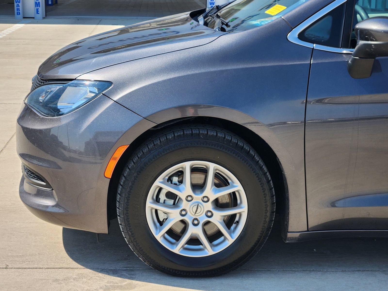 Used 2023 Chrysler Voyager LX image 10
