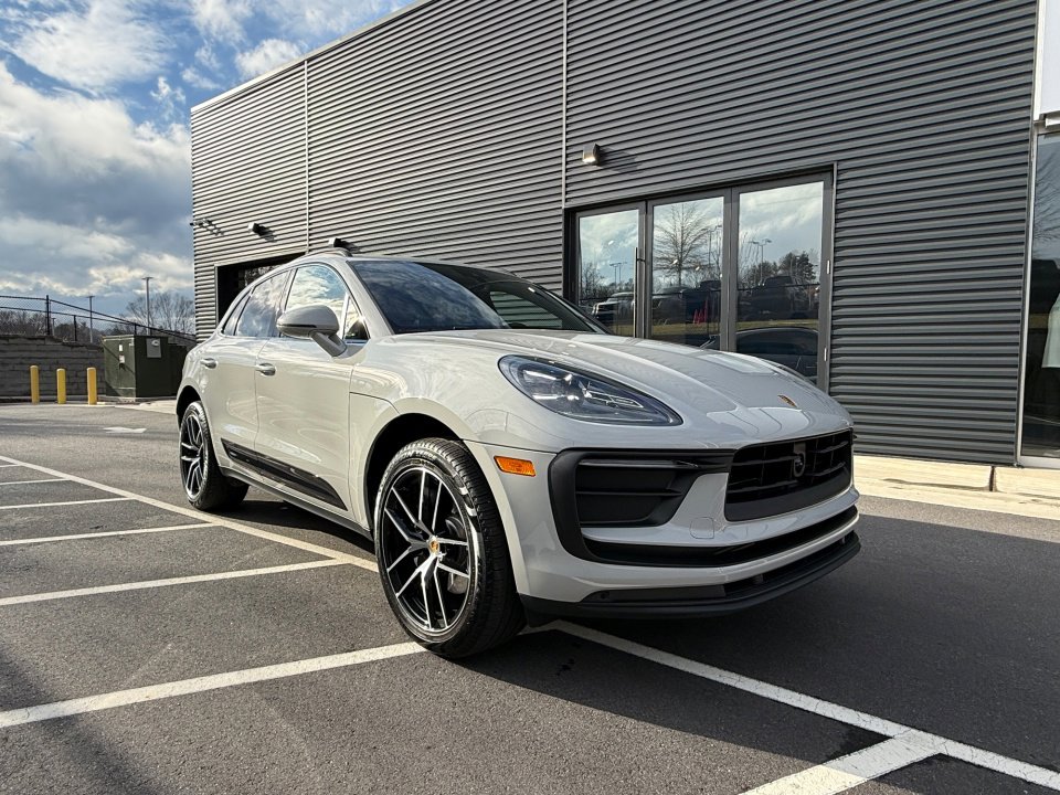 Certified 2025 Porsche Macan image 9