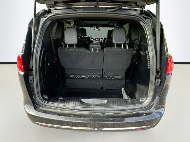 Used 2020 Chrysler Pacifica Limited FWD image 29
