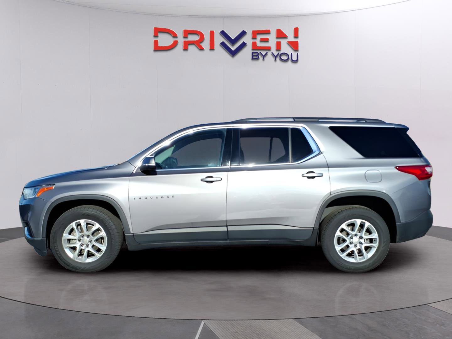 Used 2021 Chevrolet Traverse LT image 2