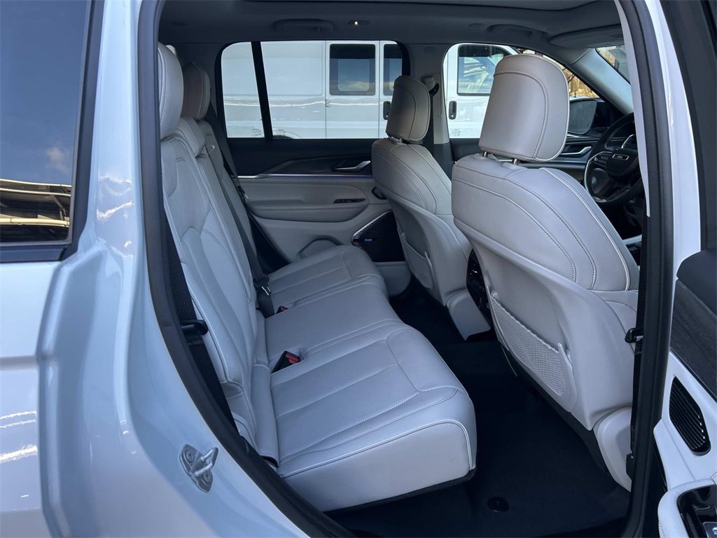 Used 2022 Jeep Grand Cherokee Overland image 16