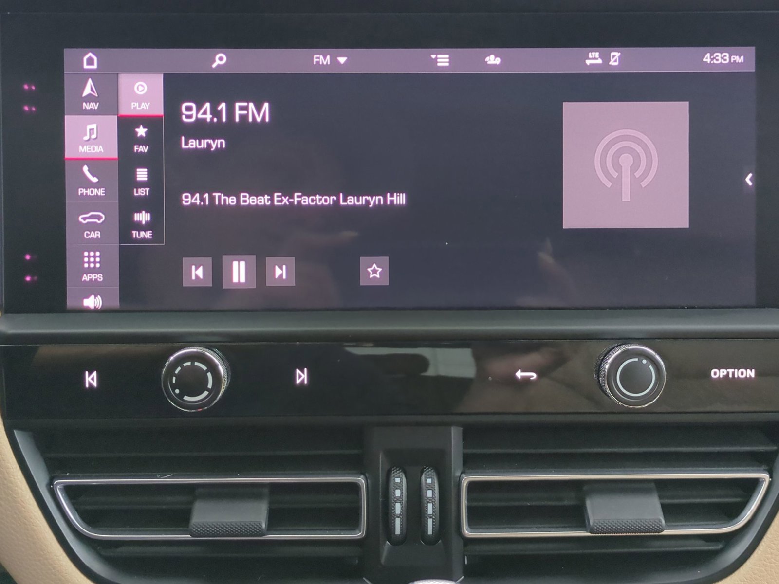 Certified 2023 Porsche Macan Turbo image 25