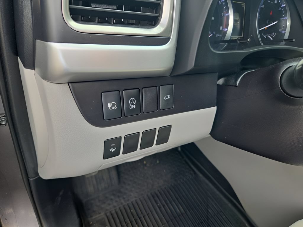 Used 2019 Toyota Highlander XLE w/ Carpet Mat Package (TMS) AWD/4WD image 17