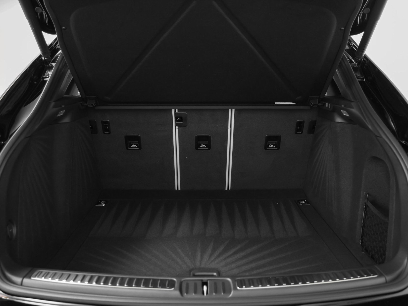 Used 2025 Porsche Macan image 16