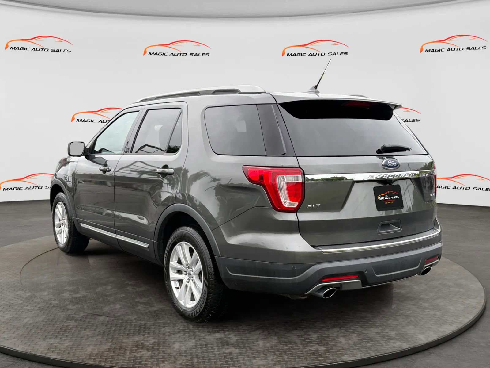 Used 2018 Ford Explorer XLT w/ Equipment Group 201A AWD/4WD image 8