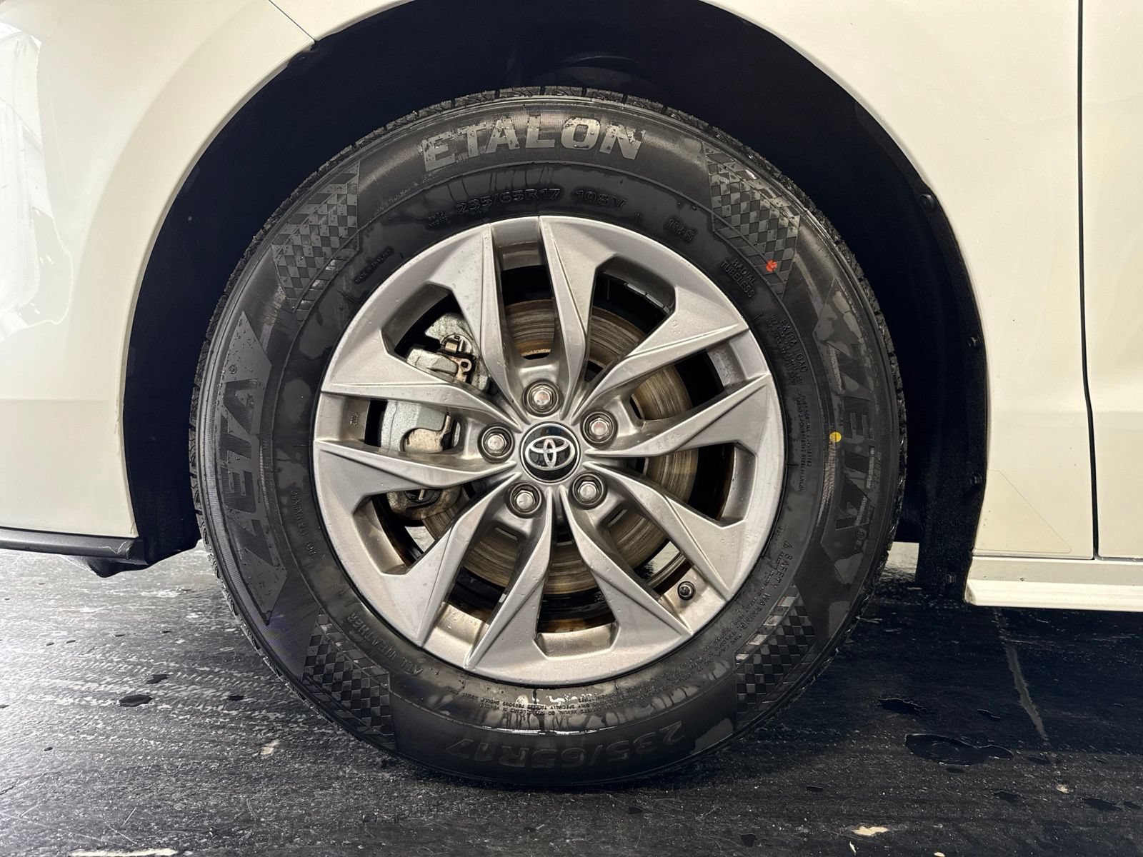 Used 2025 Toyota Sienna XLE FWD image 8