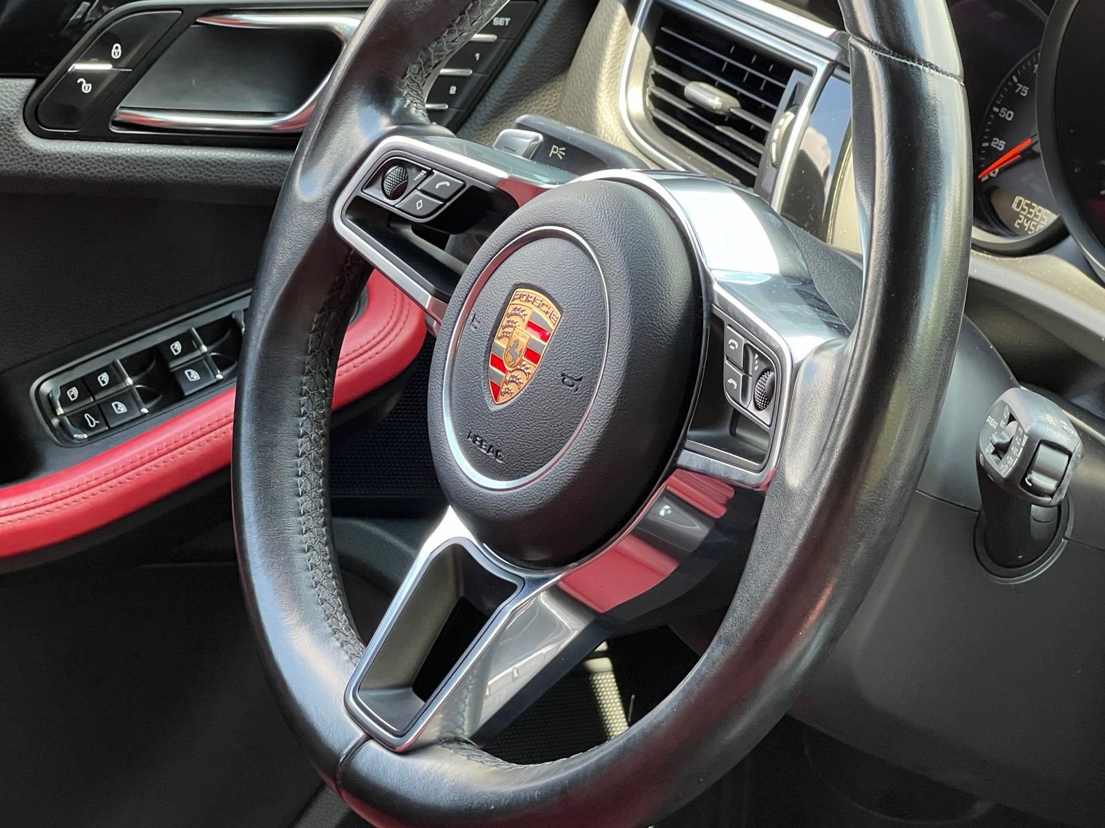 Certified 2015 Porsche Macan Turbo AWD/4WD image 38