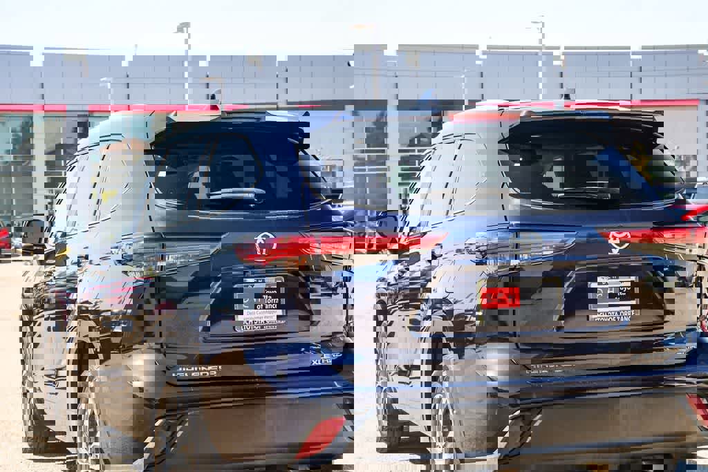 Used 2023 Toyota Highlander XLE image 6