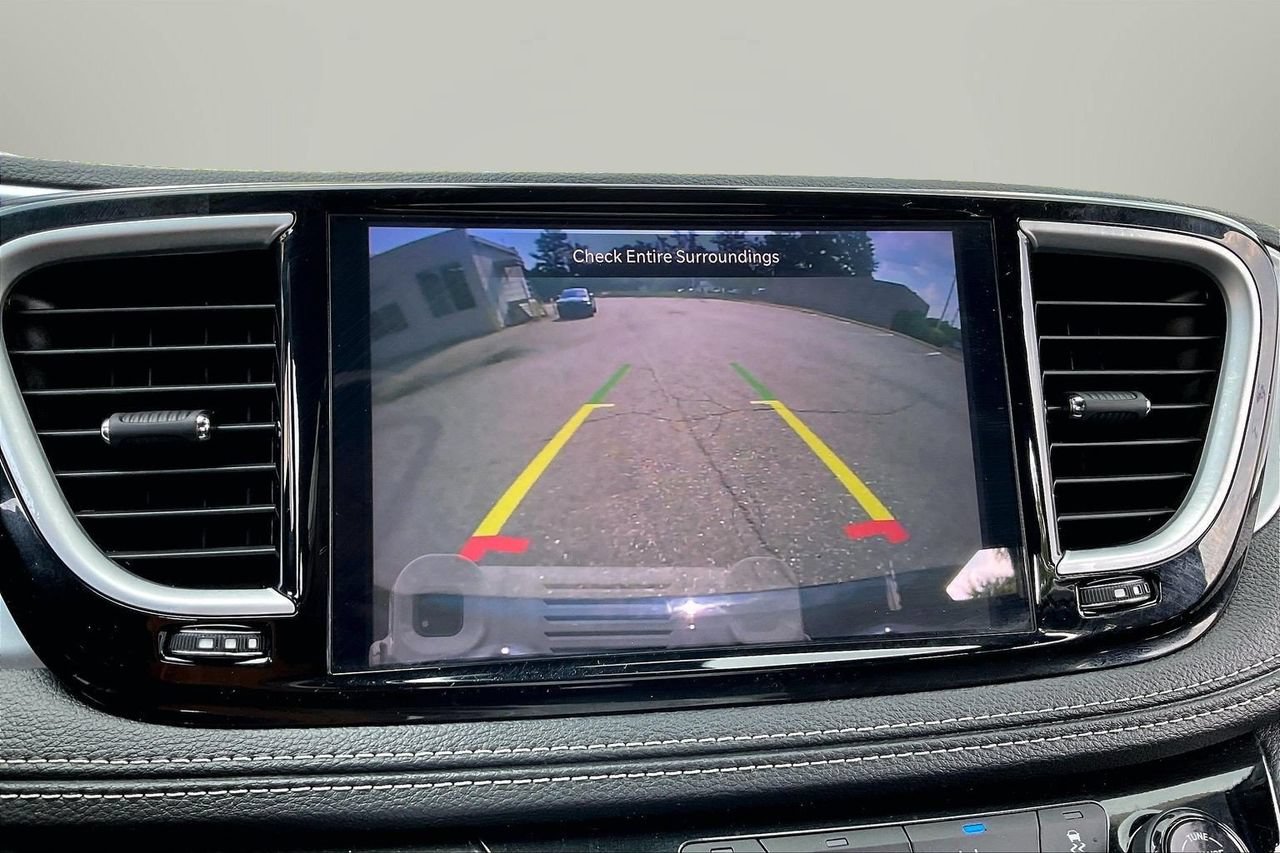Used 2025 Chrysler Pacifica Limited FWD image 14