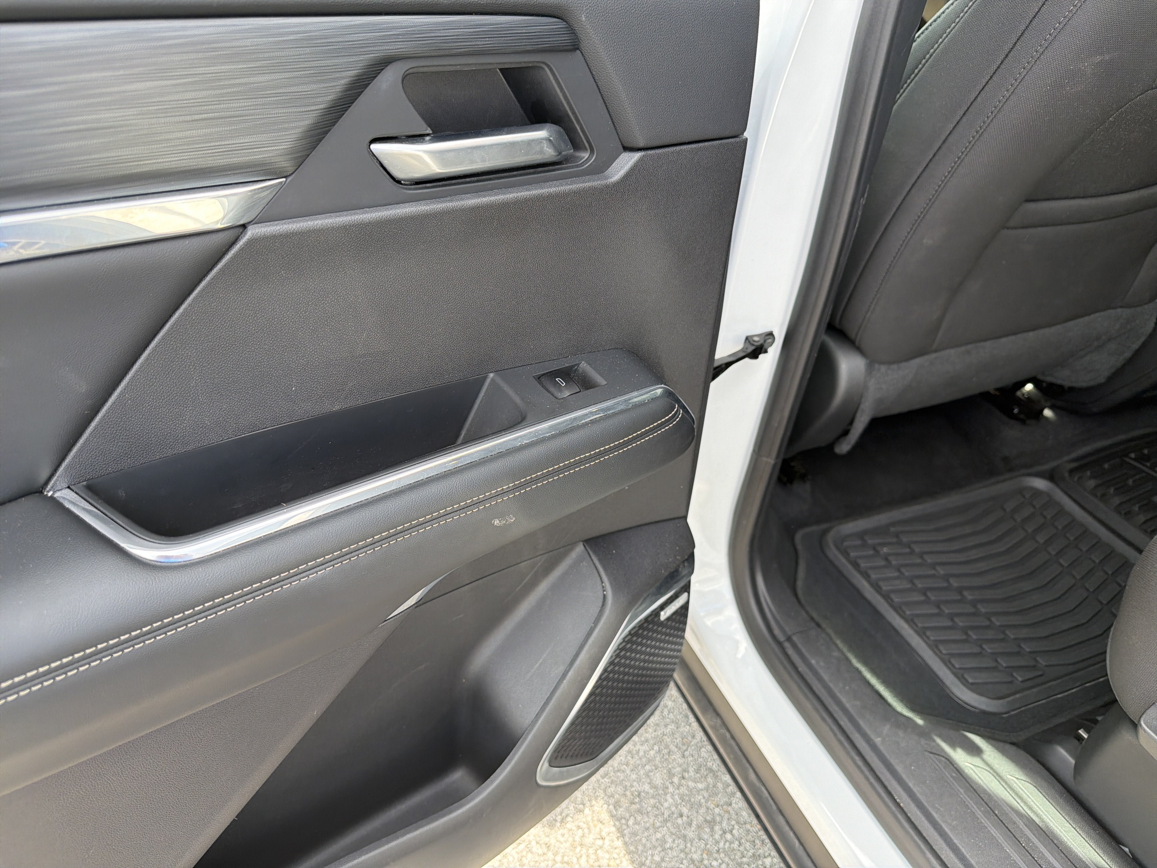 Used 2025 GMC Acadia Elevation FWD image 16