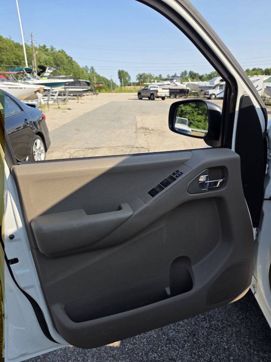 Used 2014 Nissan Frontier SV w/ SV Value Truck Package RWD image 17