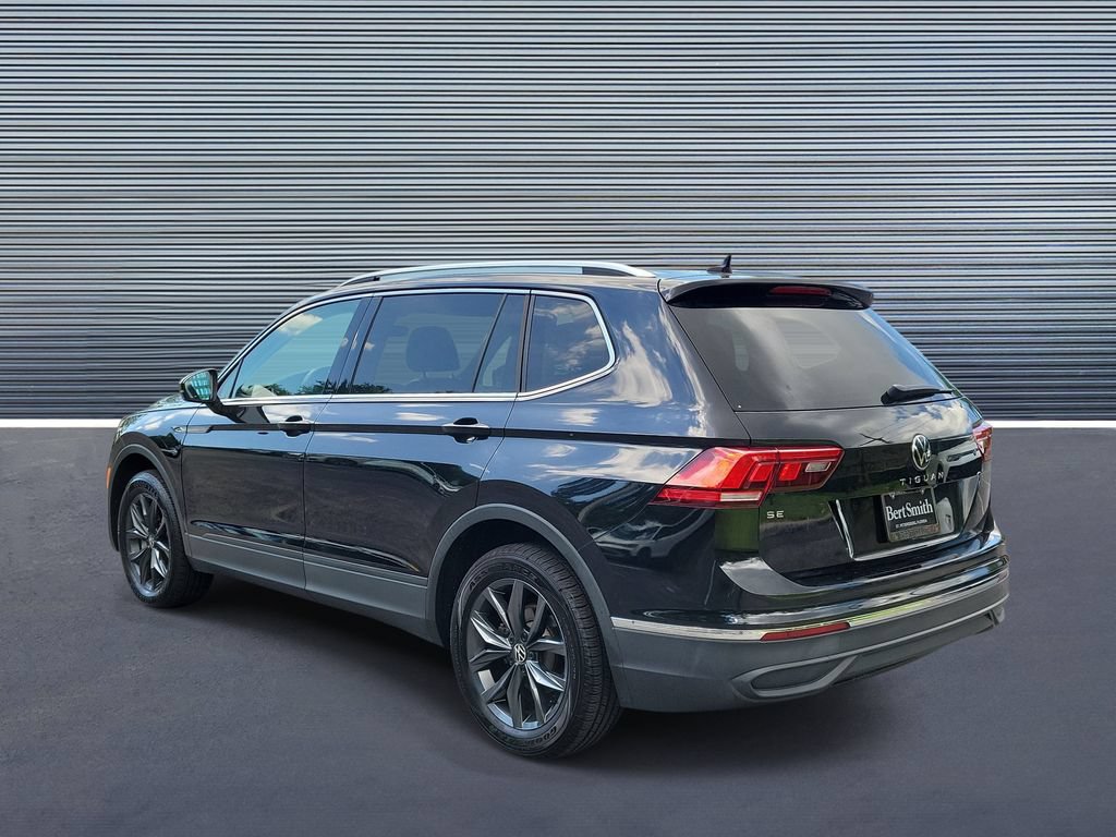 Used 2023 Volkswagen Tiguan SE w/ Panoramic Sunroof Package FWD image 4