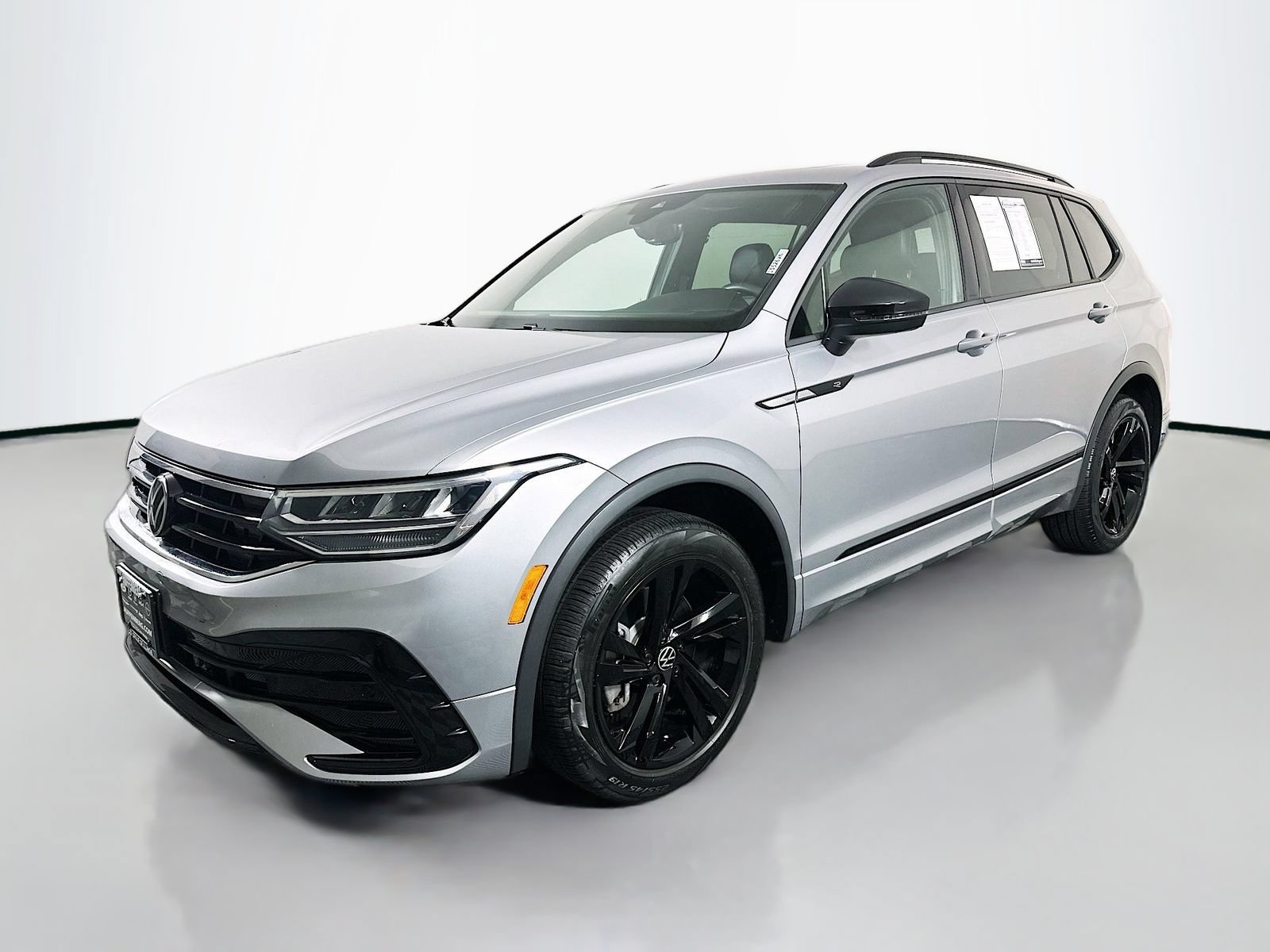 Used 2023 Volkswagen Tiguan SE R-Line AWD/4WD image 3