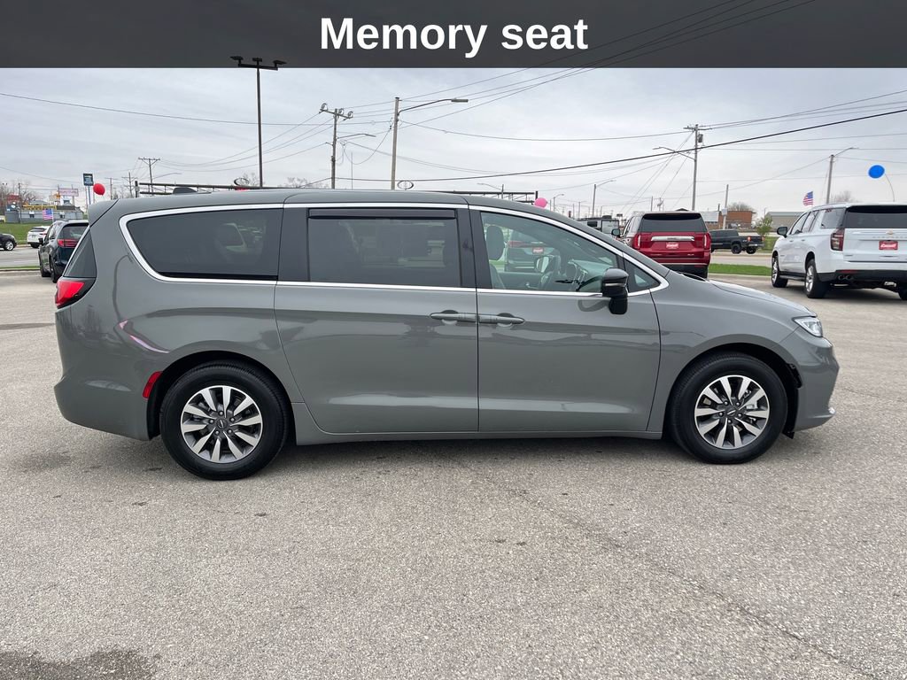 Used 2025 Chrysler Pacifica Select FWD image 8
