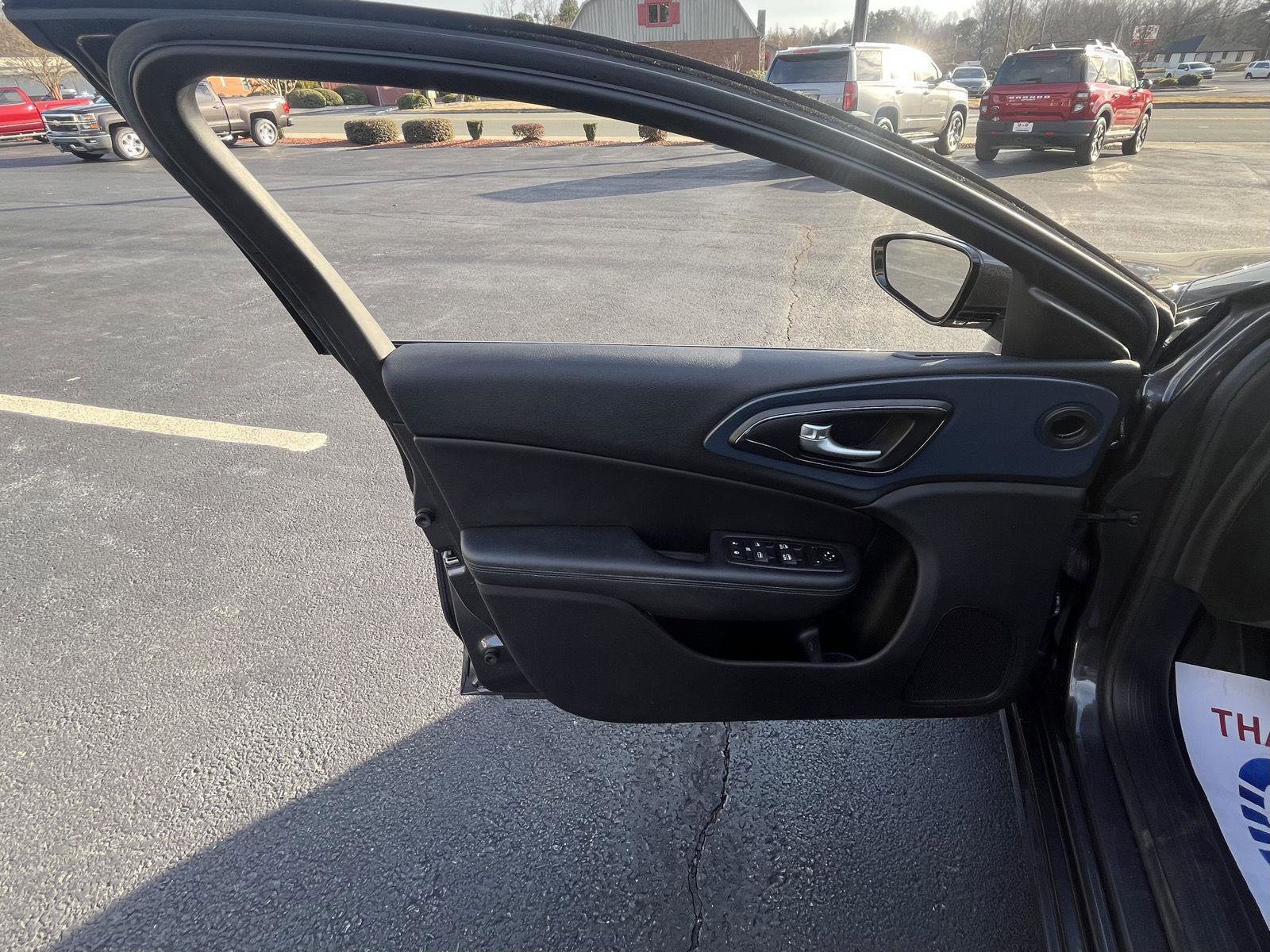 Used 2016 Chrysler 200 S w/ Comfort Group image 7