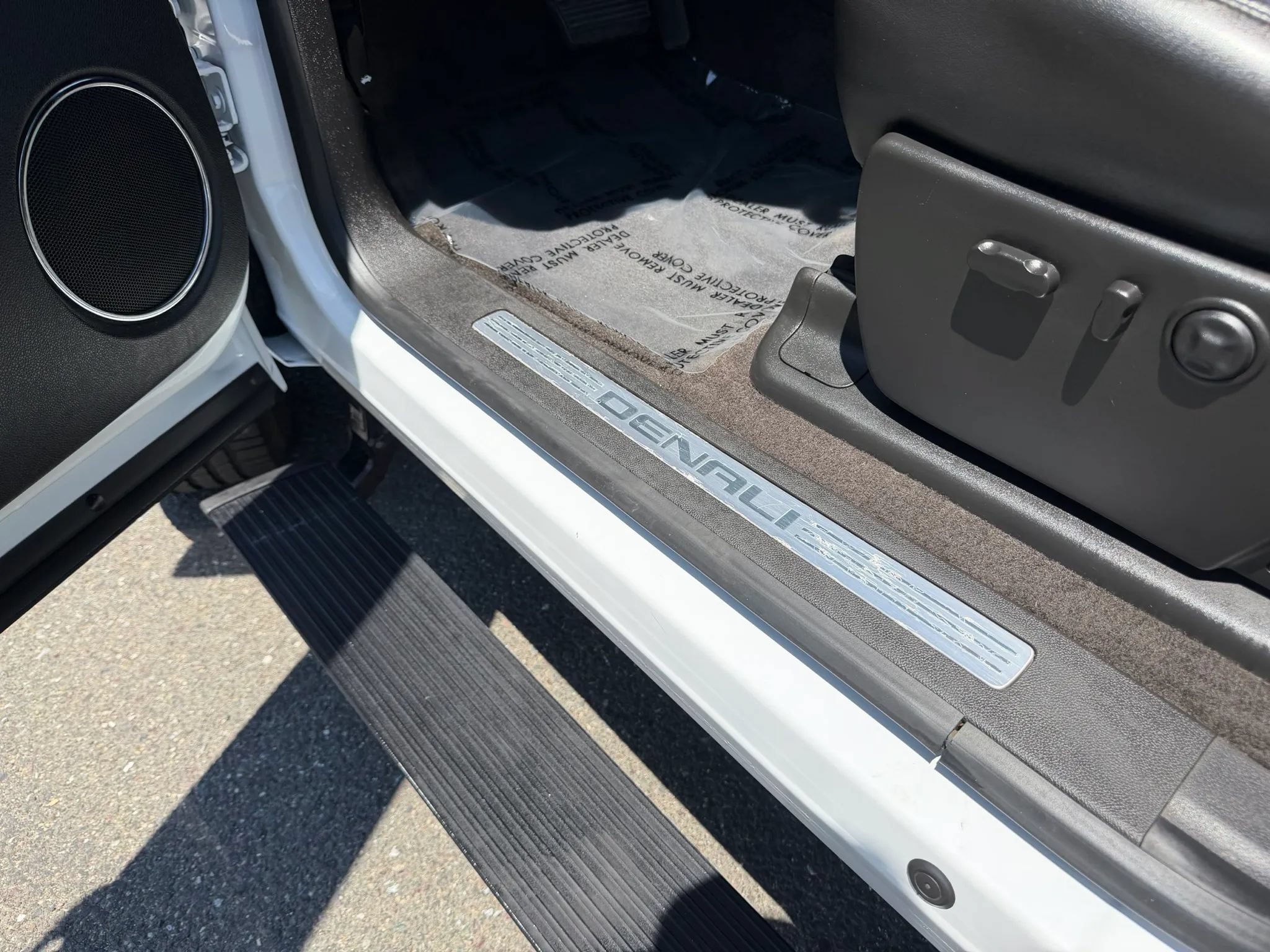 Used 2011 GMC Sierra 3500 Denali w/ Suspension Package, Off-Road AWD/4WD image 19