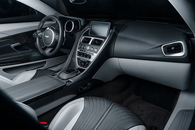 Used 2019 Aston Martin DB11 Volante image 11