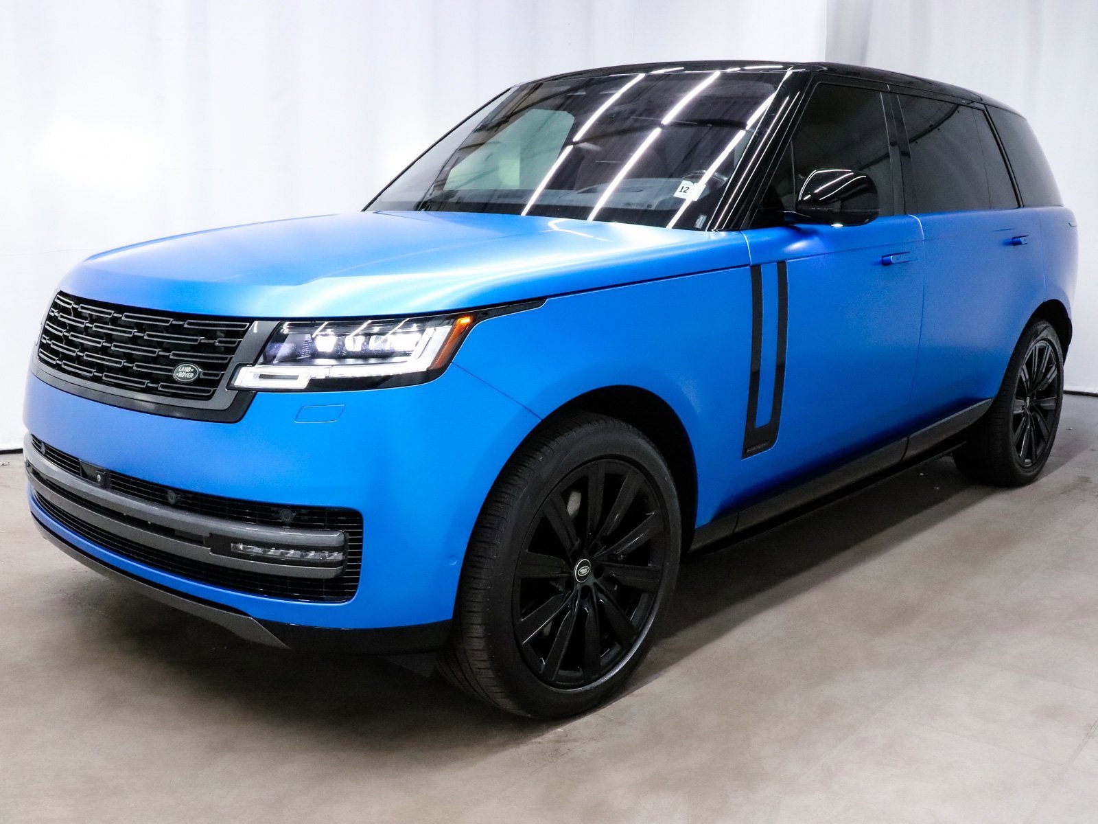 Used 2023 Land Rover Range Rover Long Wheelbase Autobiography image 3
