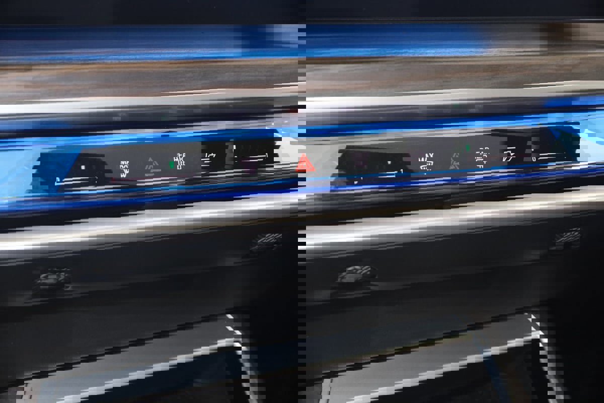 Used 2023 BMW 740i w/ Parking Assistance Package image 40