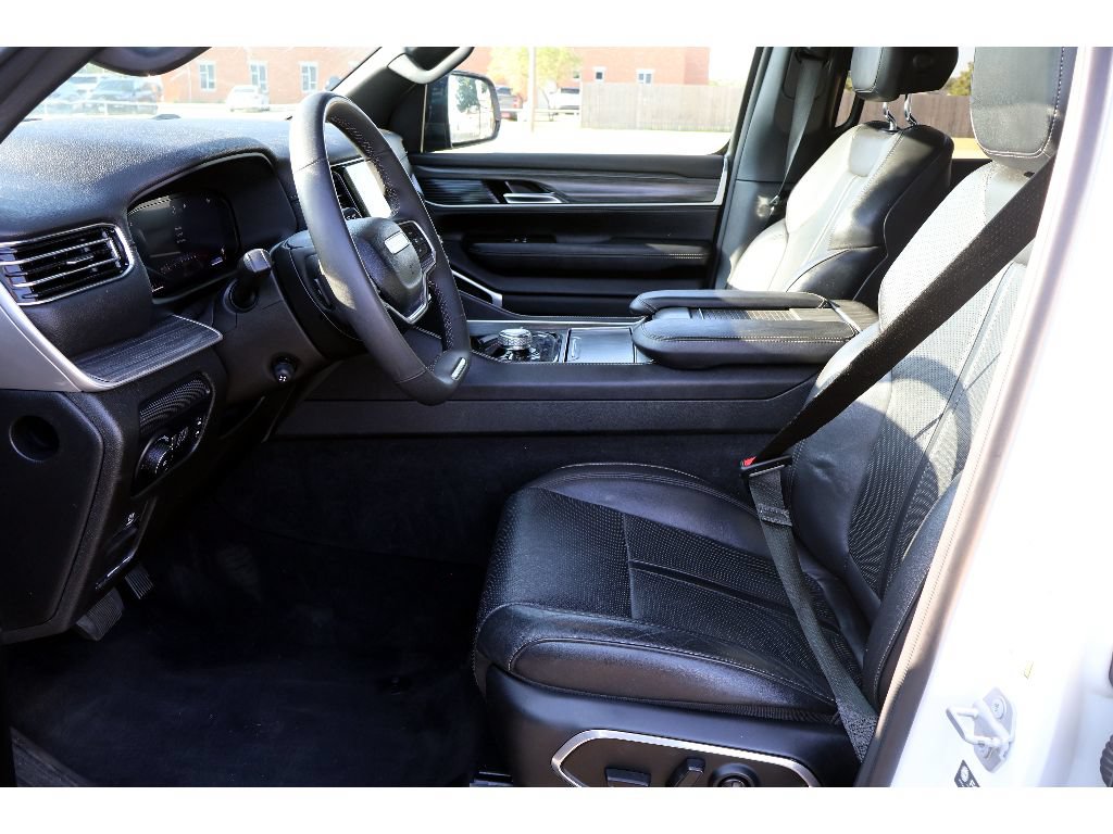 Used 2023 Jeep Wagoneer Series III w/ Preferred Equipment Group AWD/4WD image 29