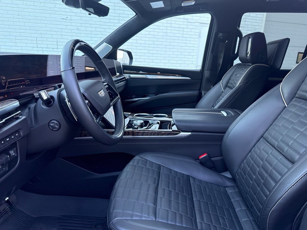 Used 2026 Cadillac Escalade Platinum Sport w/ LPO, Floor Liner Package AWD/4WD image 9