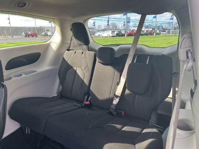 Used 2023 Chrysler Voyager LX image 31