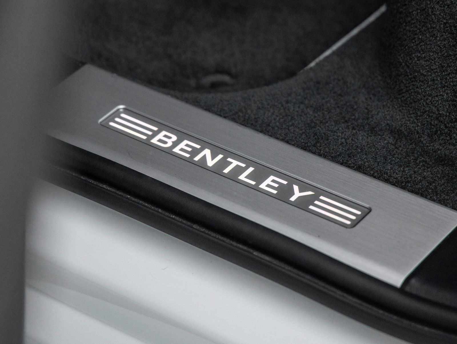 Used 2020 Bentley Bentayga AWD/4WD image 40