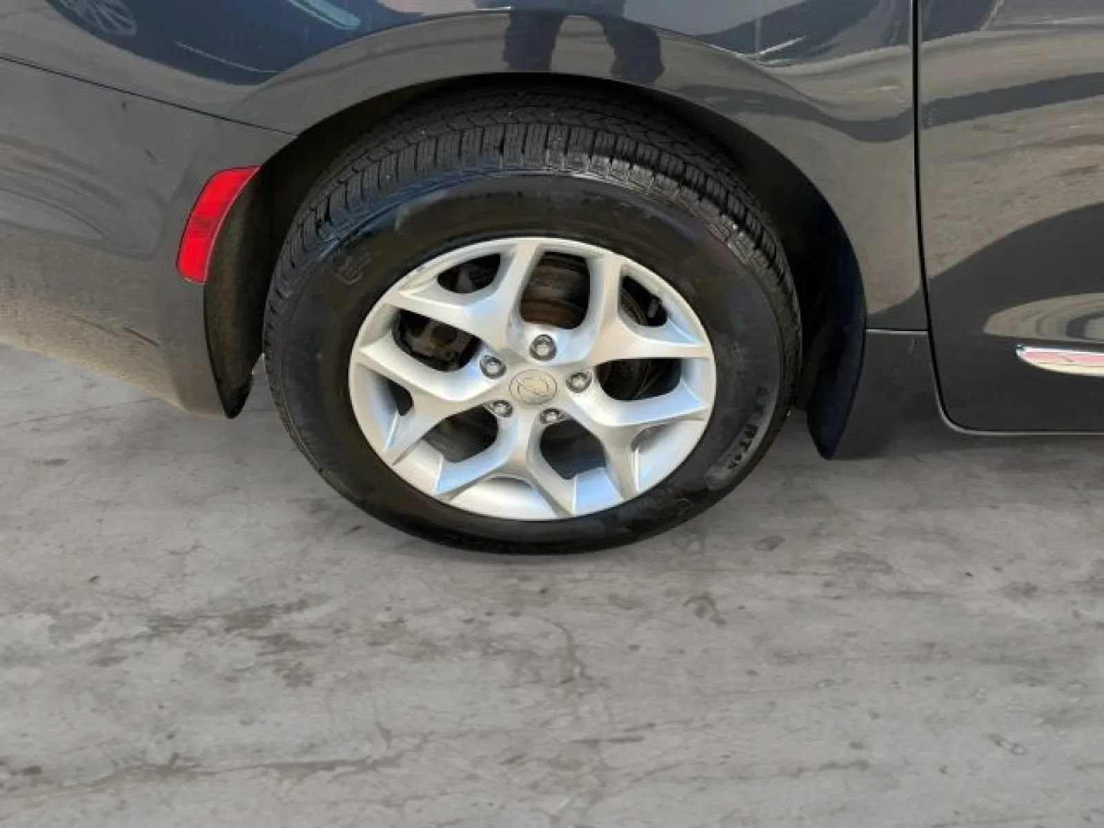 Used 2020 Chrysler Pacifica Touring-L FWD image 49
