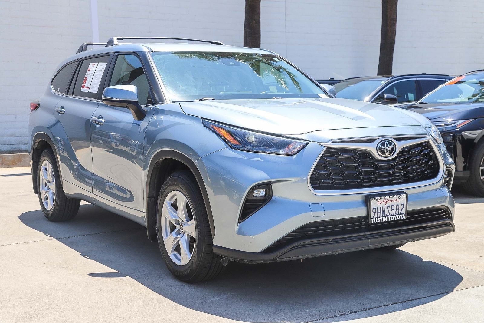Used 2023 Toyota Highlander LE FWD image 3