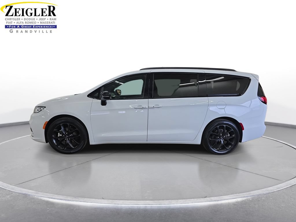 Certified 2025 Chrysler Pacifica Limited FWD image 8