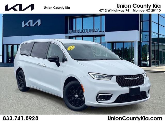 Used 2024 Chrysler Pacifica Touring-L image 1