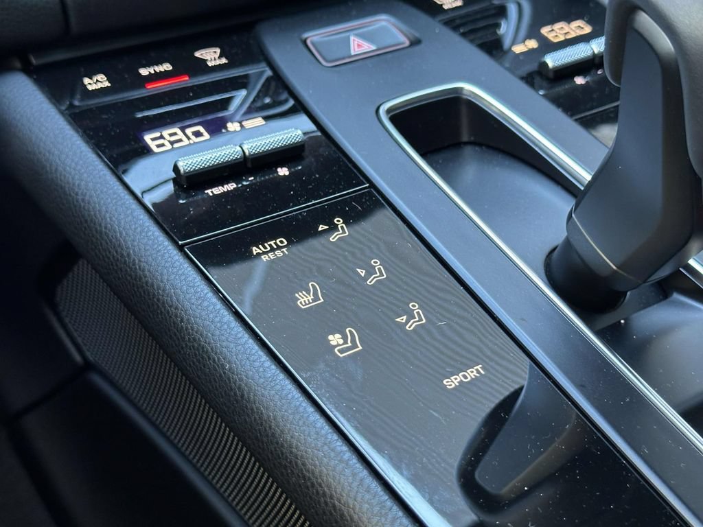 Certified 2025 Porsche Macan AWD/4WD image 28