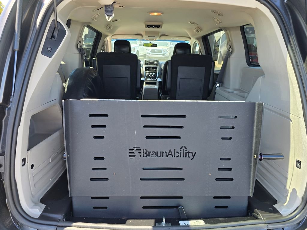 Used 2016 Dodge Grand Caravan SXT image 23