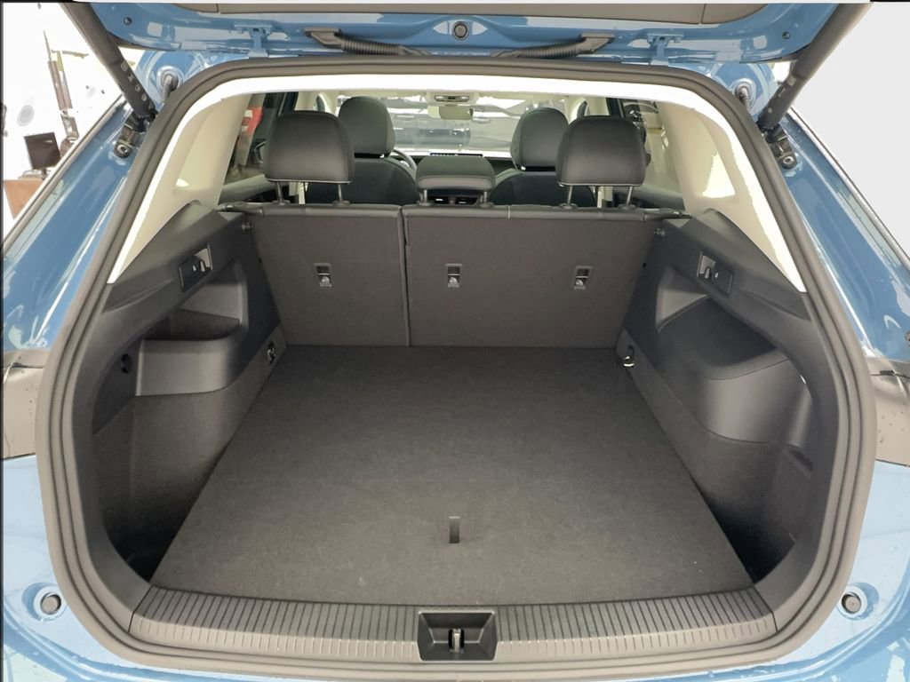 Used 2025 Volkswagen Tiguan SE w/ Panoramic Sunroof Package FWD image 17