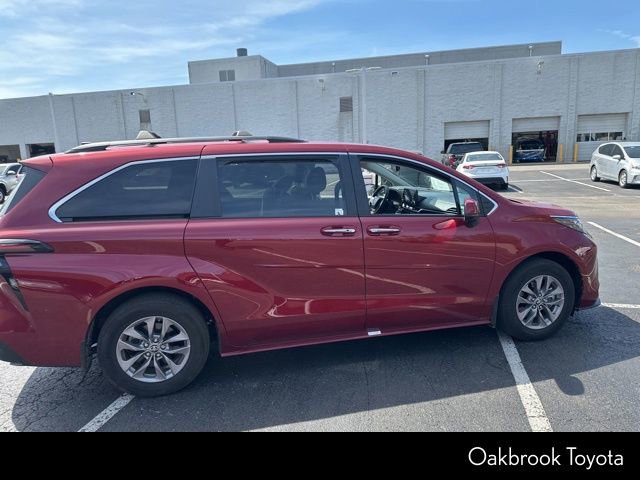 Used 2024 Toyota Sienna XLE FWD image 11