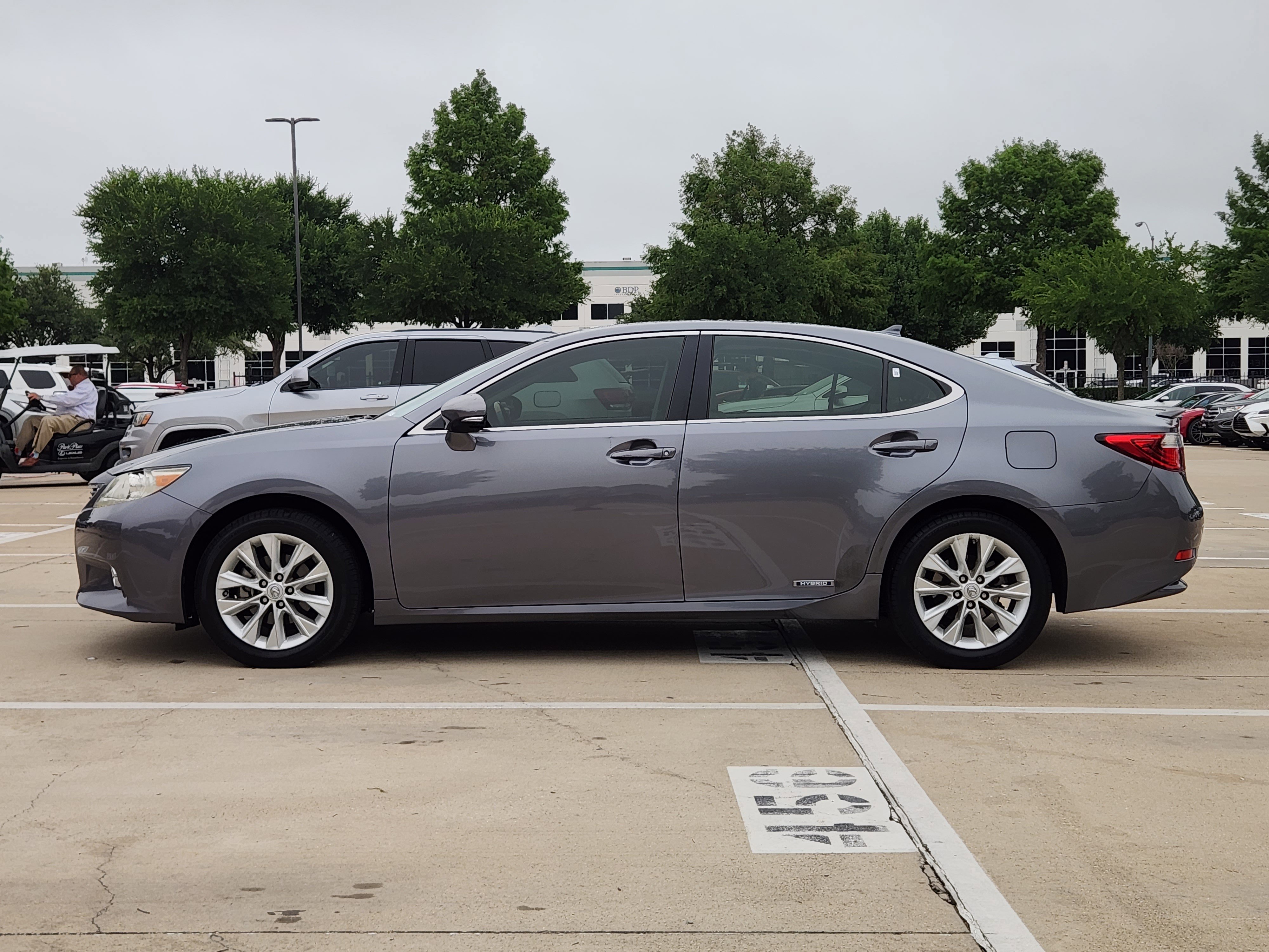 Used 2014 Lexus ES 300h w/ Luxury Package w/Bamboo Trim FWD image 3