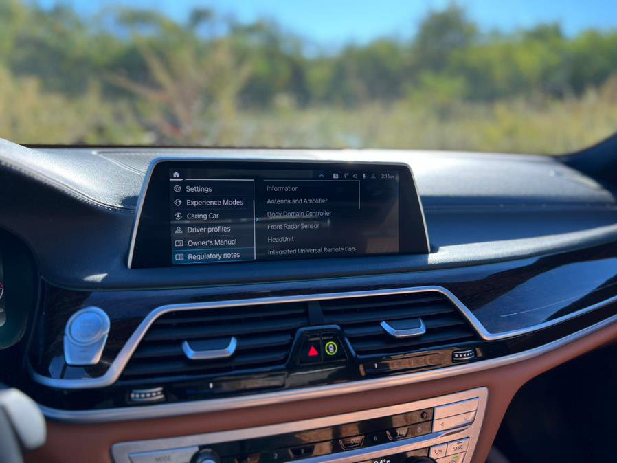 Used 2022 BMW 750i xDrive w/ M Sport Package image 31